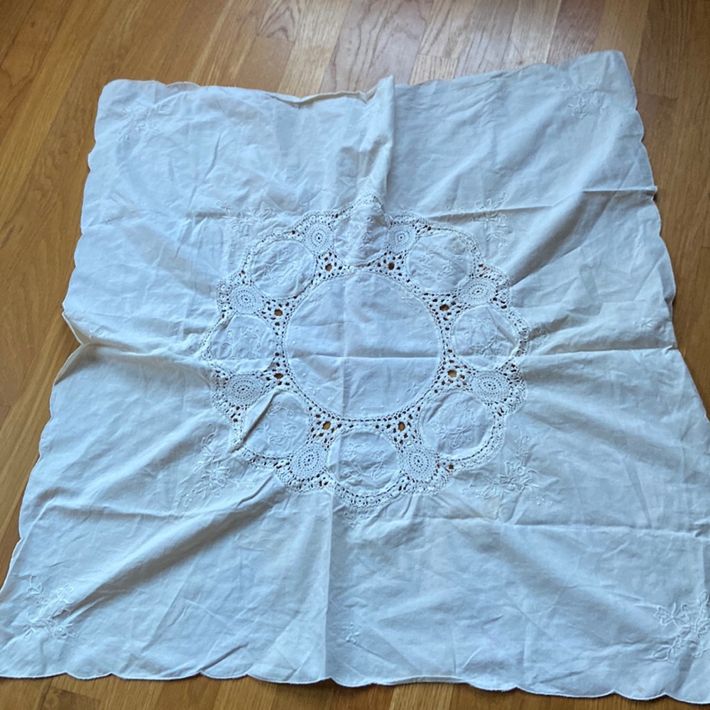 White cloth table cover